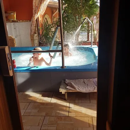 Leganyi Apartmanhaz * אגר