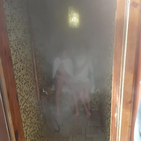 Leganyi Apartmanhaz * אגר