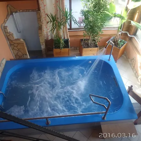 Leganyi Apartmanhaz * אגר
